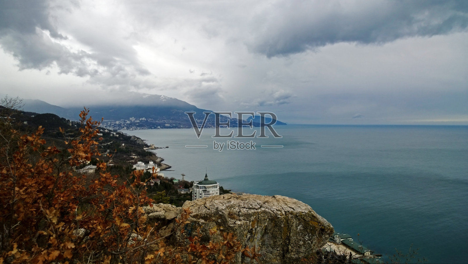 从沙皇在克里米亚的道路上俯瞰雅尔塔方向的全景。照片摄影图片