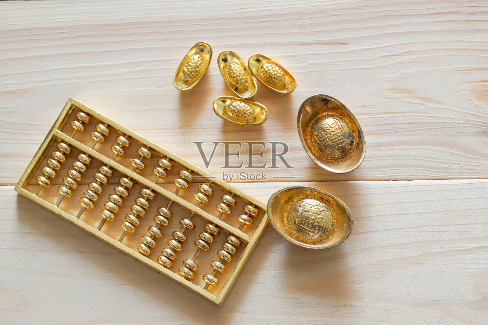 木地板上放着中国钱币和算盘照片摄影图片
