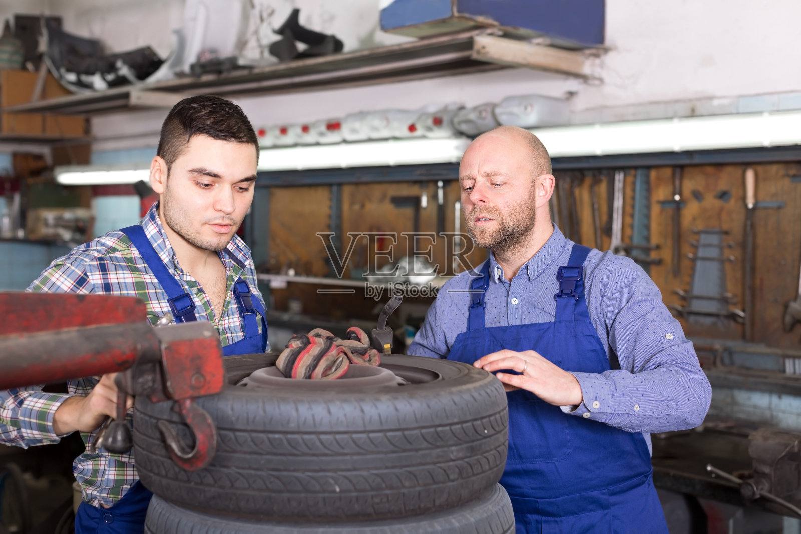 安装专家在工作服工作照片摄影图片