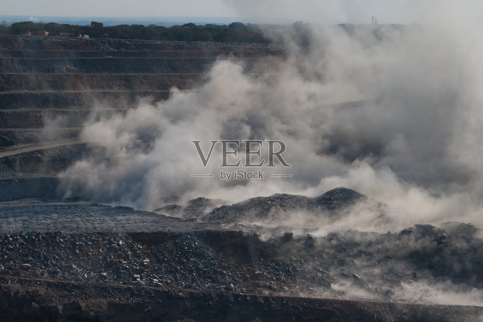 爆破后的烟雾。照片摄影图片