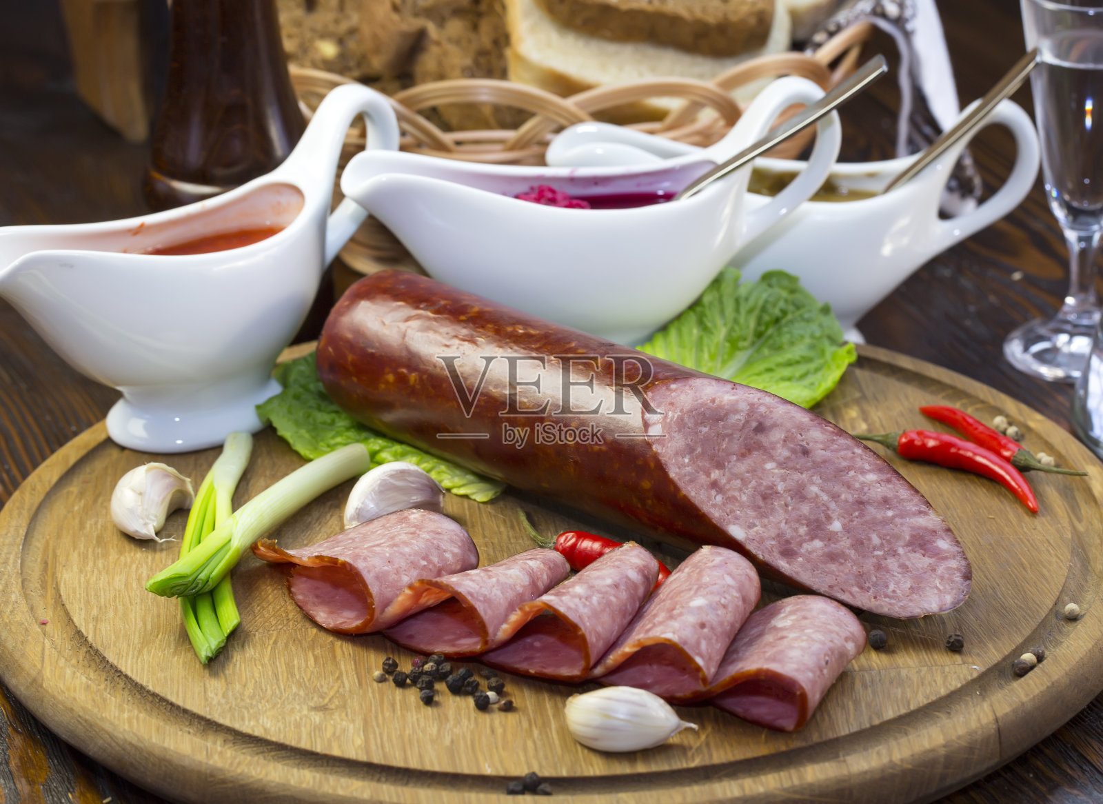 板和香肠照片摄影图片