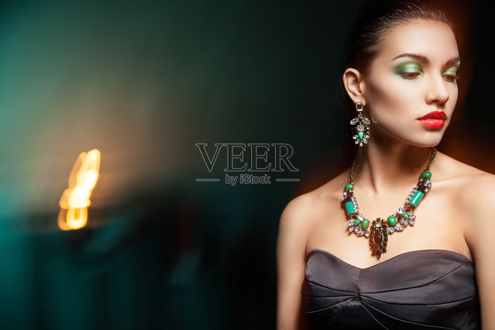 时尚照片的年轻美丽的女人在黑暗的背景照片摄影图片