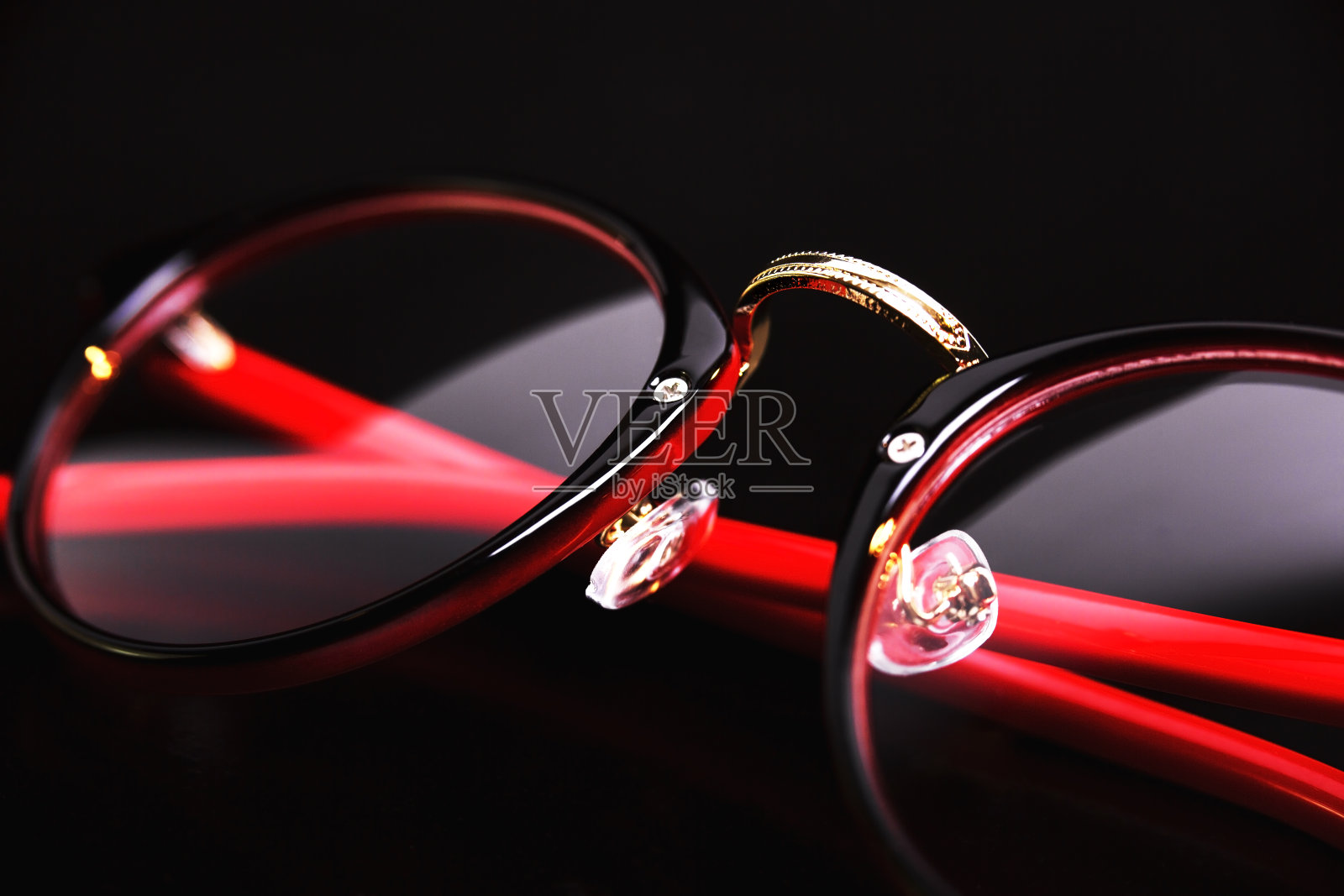 时尚红黑眼镜照片摄影图片