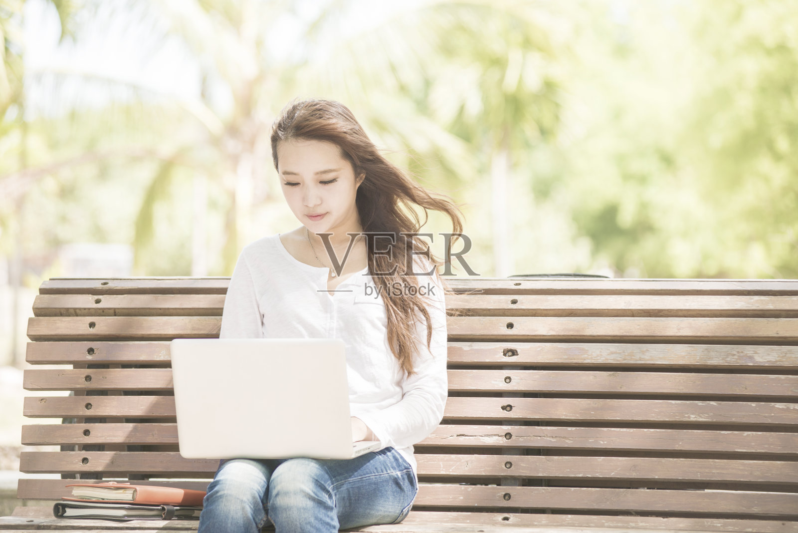 亚洲女大学生照片摄影图片