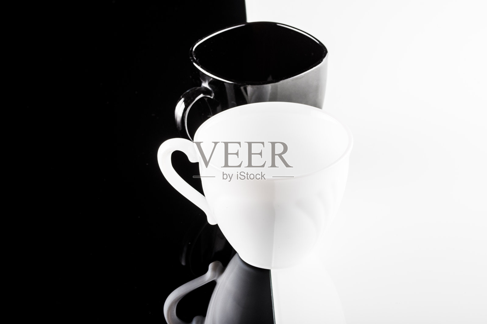 黑色和白色的咖啡杯和盘子照片摄影图片