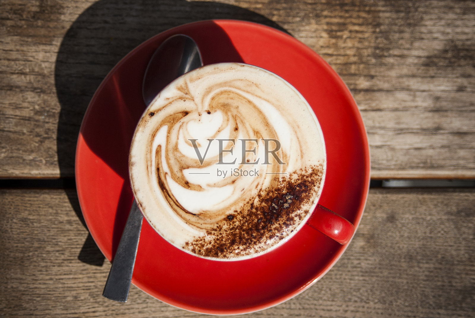 木桌上的咖啡杯俯视图照片摄影图片