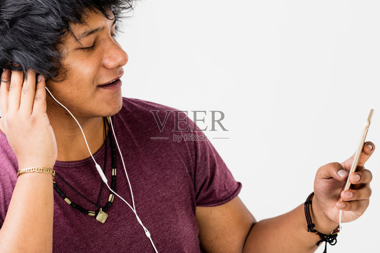 那家伙在用手机听mp3照片摄影图片