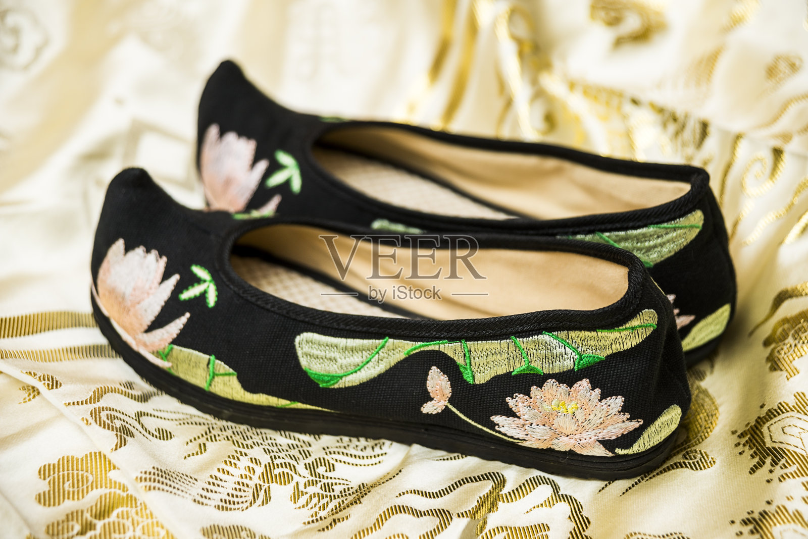 中国，彩色绣花鞋照片摄影图片