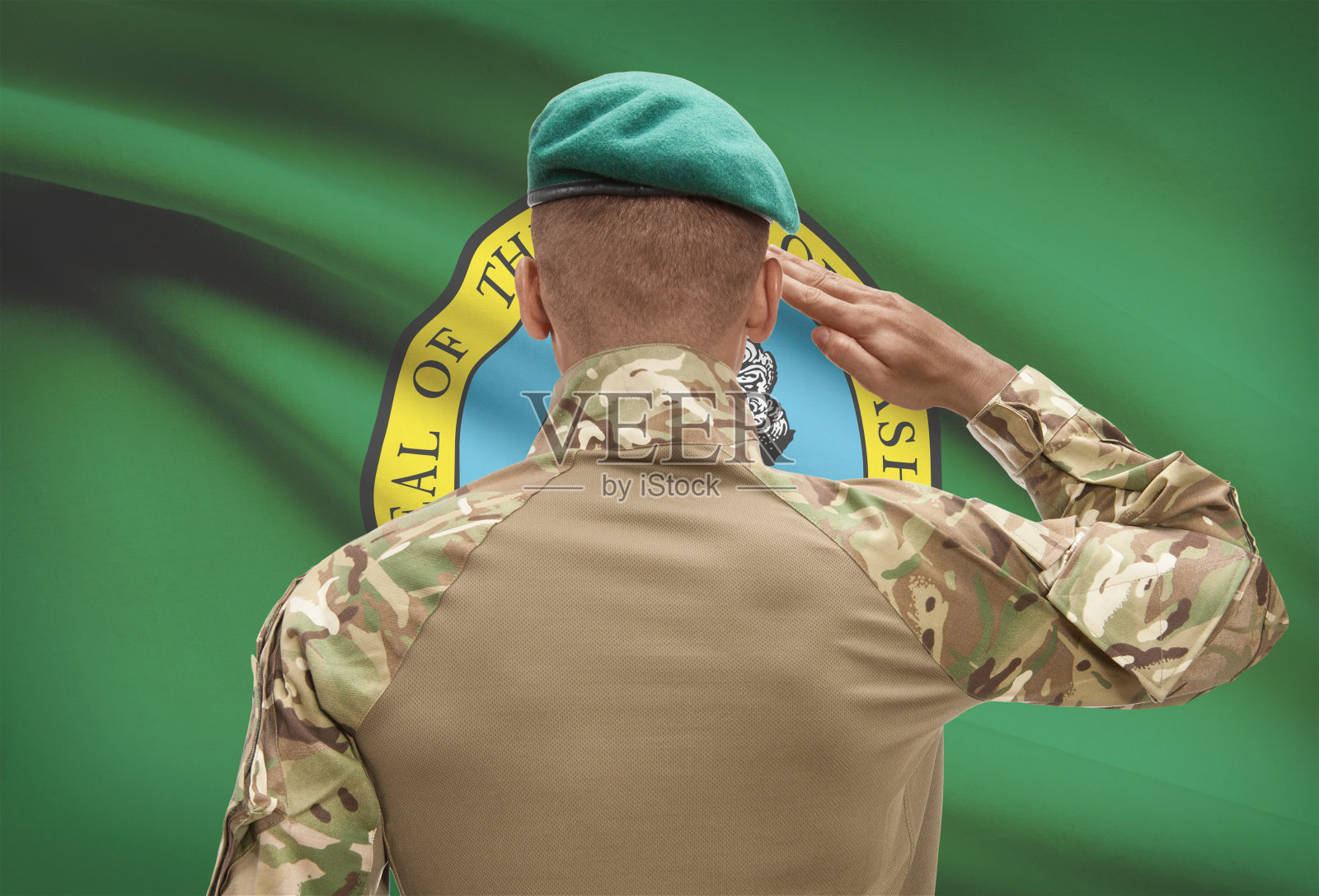 深色皮肤的士兵，背景是美国国旗——华盛顿照片摄影图片