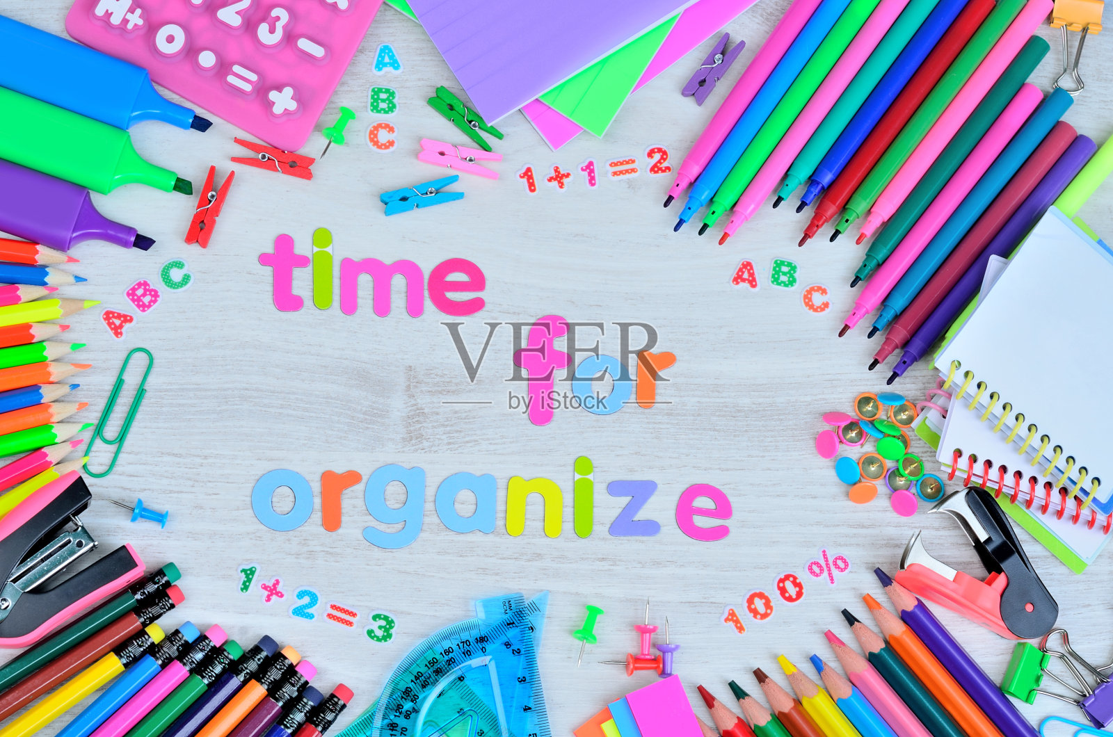 整理学校用品时间照片摄影图片