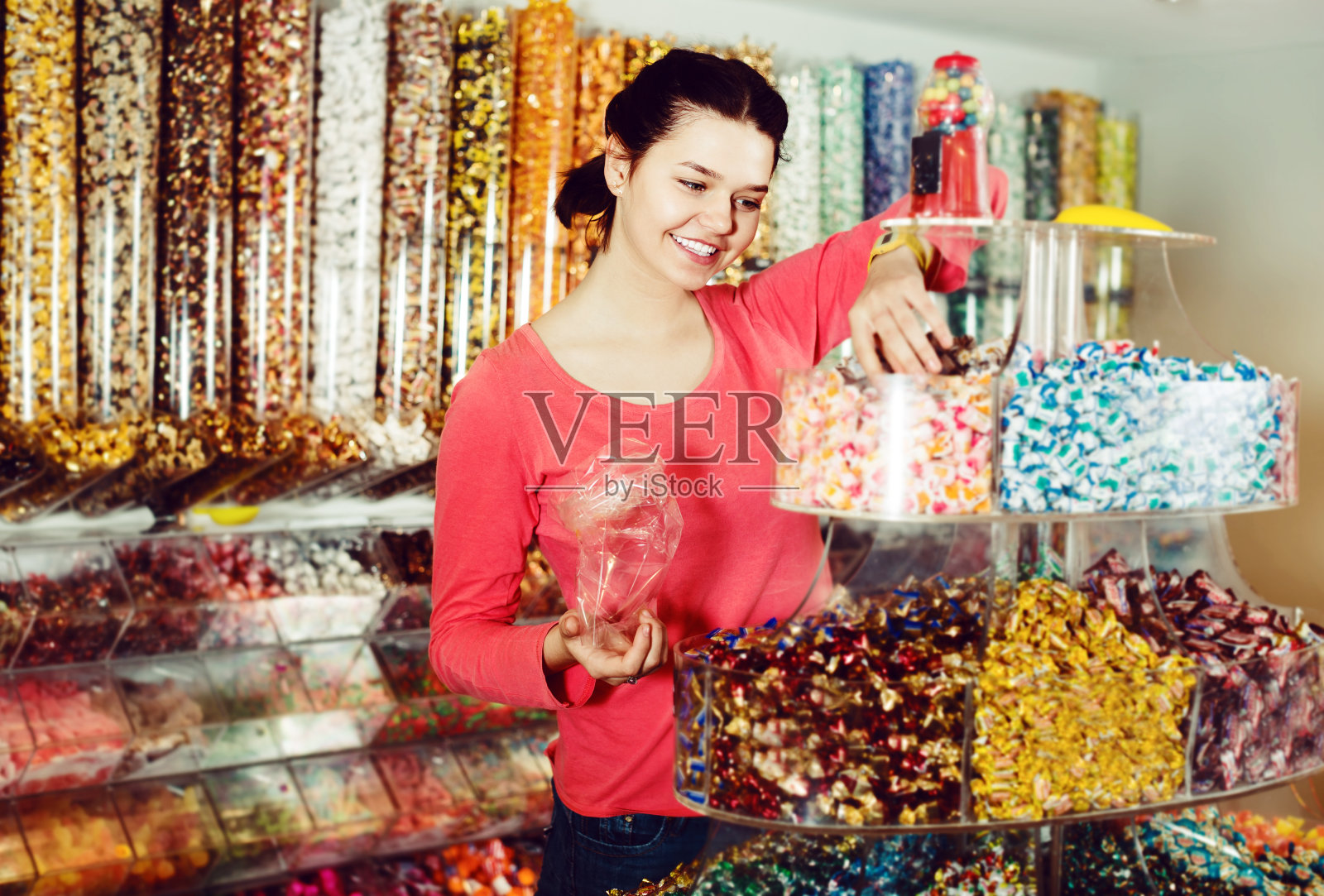 女孩在商店挑选糖果照片摄影图片