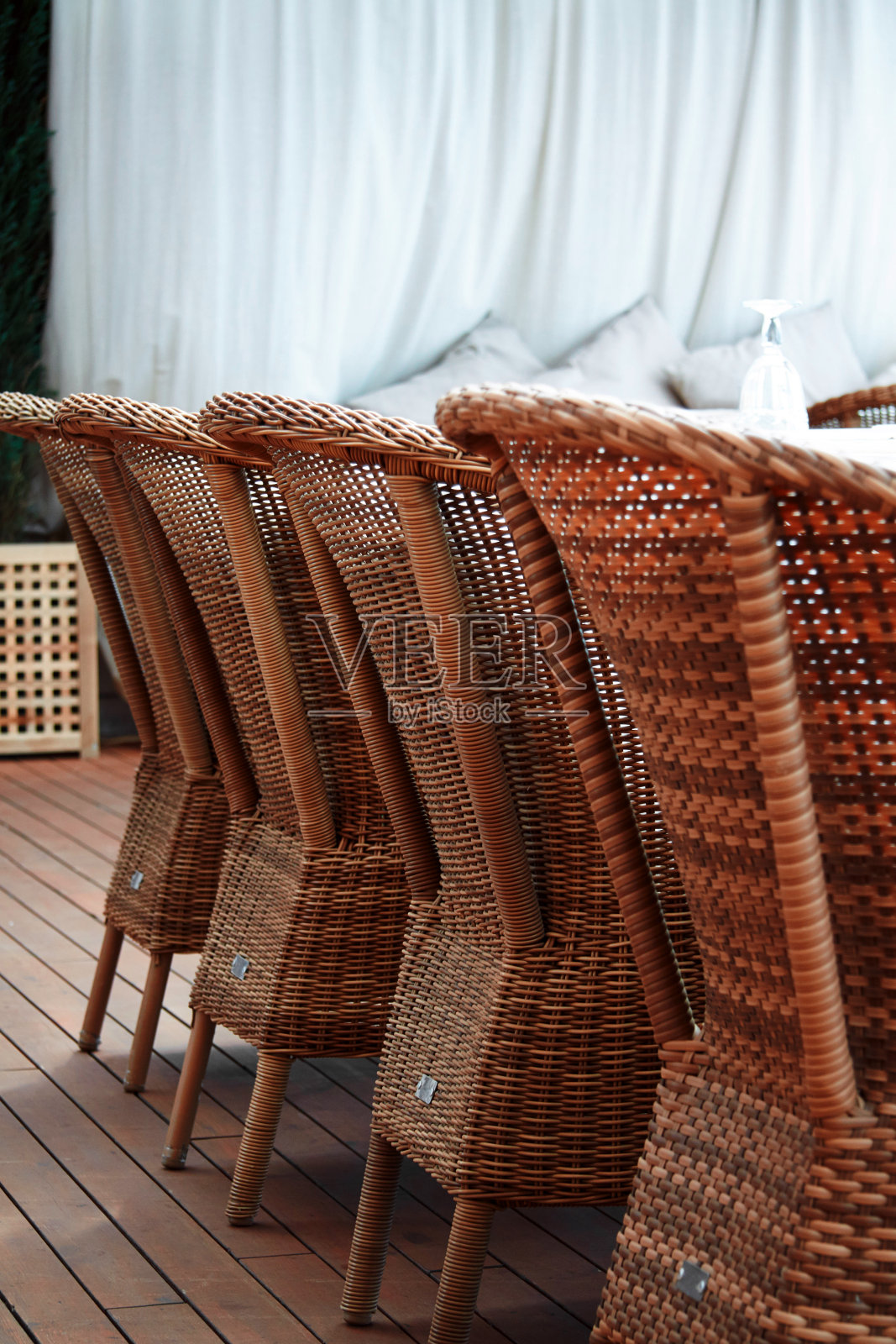 四张棕色的木藤椅照片摄影图片