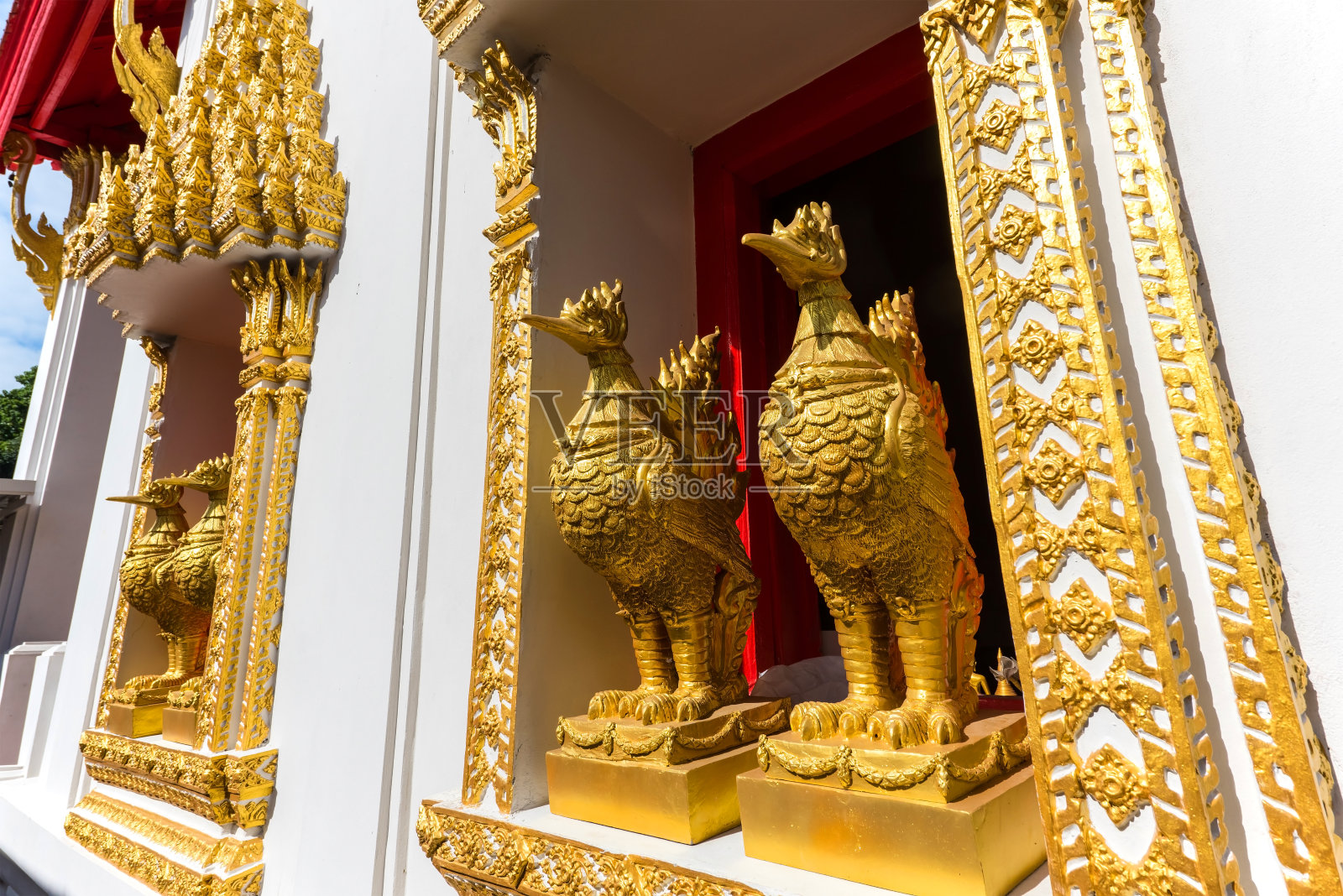 Koh Kred的Wat Phai Lom窗口上的金鸡雕像照片摄影图片