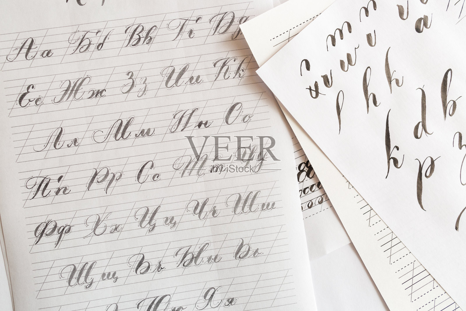 手绘拉丁毛笔书法。英语字母表中的书法性字母用画笔写出的字母照片摄影图片