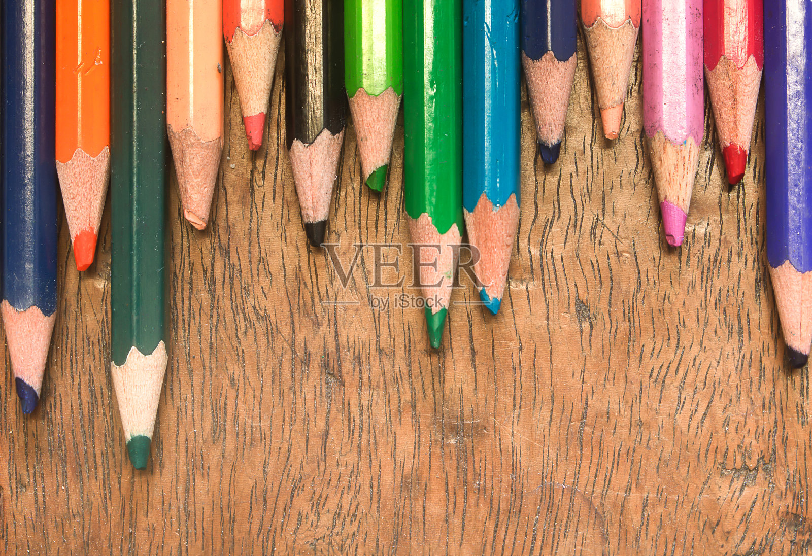 木头上的彩色铅笔照片摄影图片