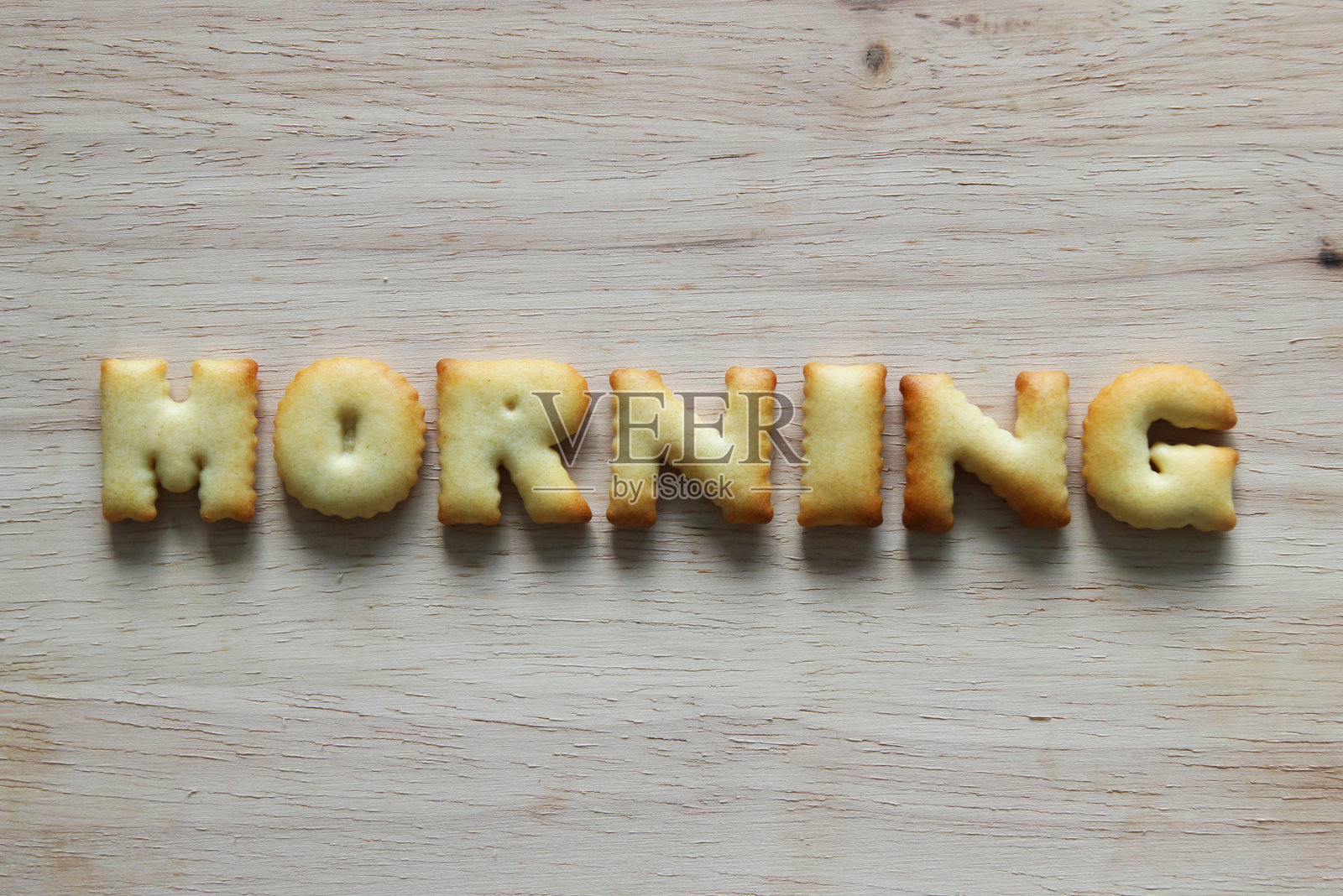 木头背景上的饼干铭文。文本——早晨。照片摄影图片