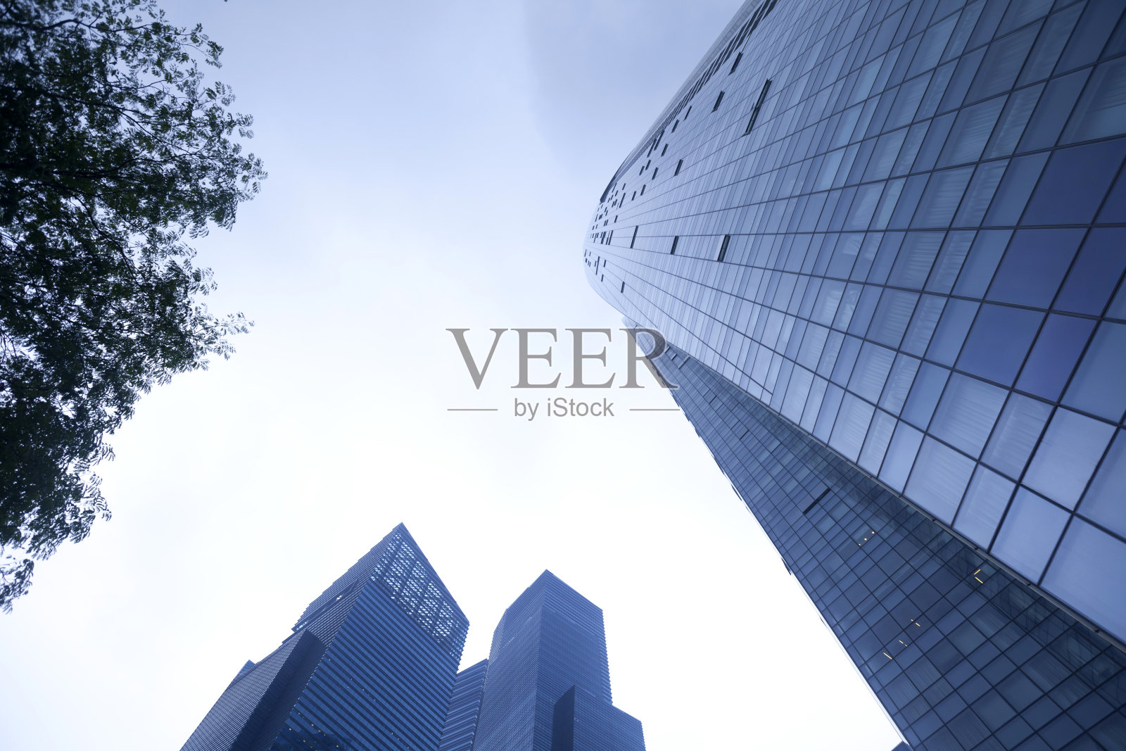 透过天空可以看到许多办公大楼照片摄影图片