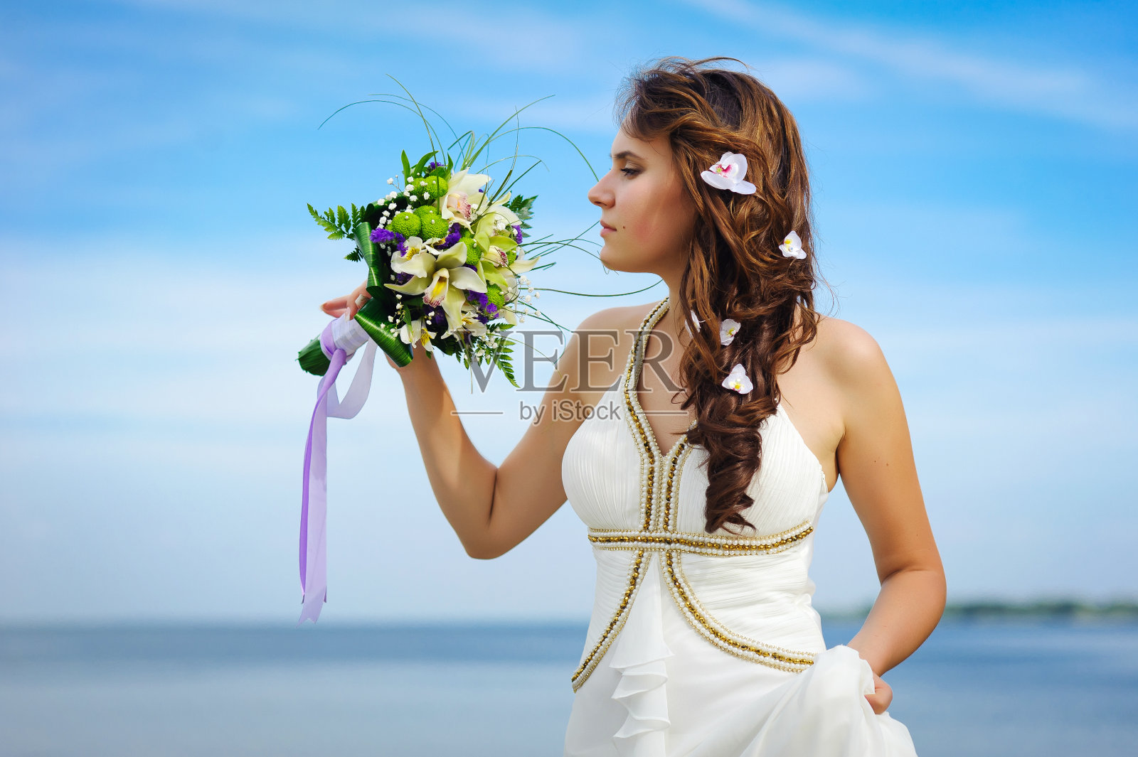 新娘和新郎在海滩上照片摄影图片