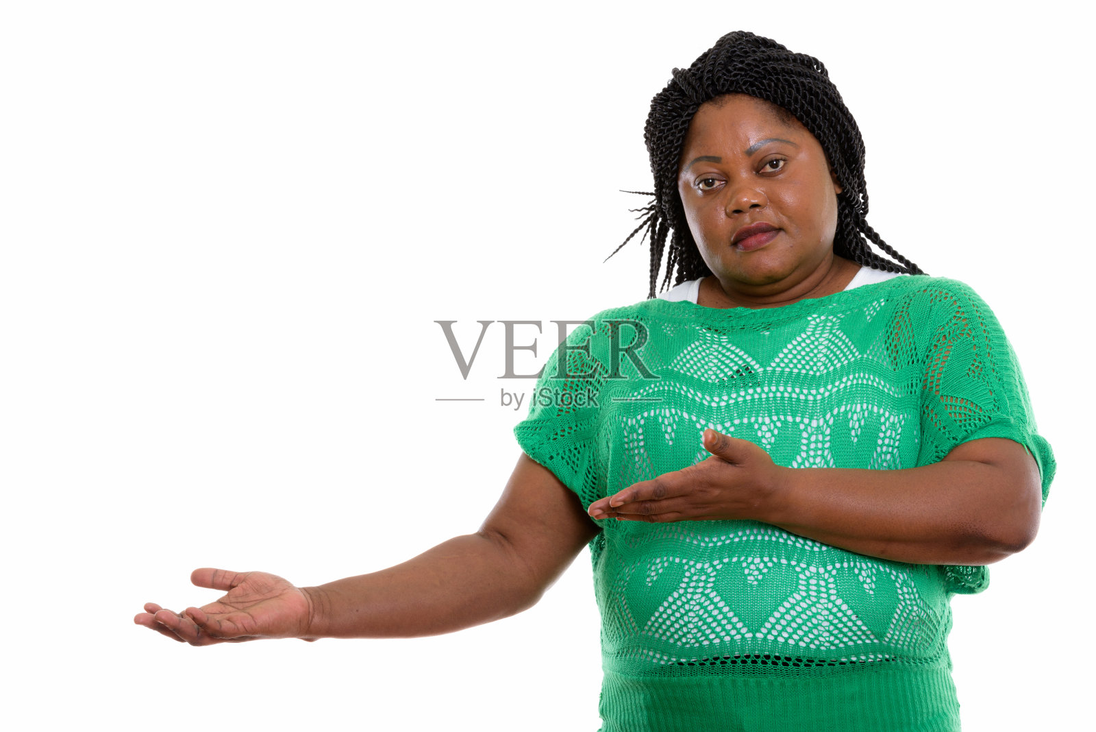 工作室拍摄的大码非洲黑人妇女展示的东西照片摄影图片