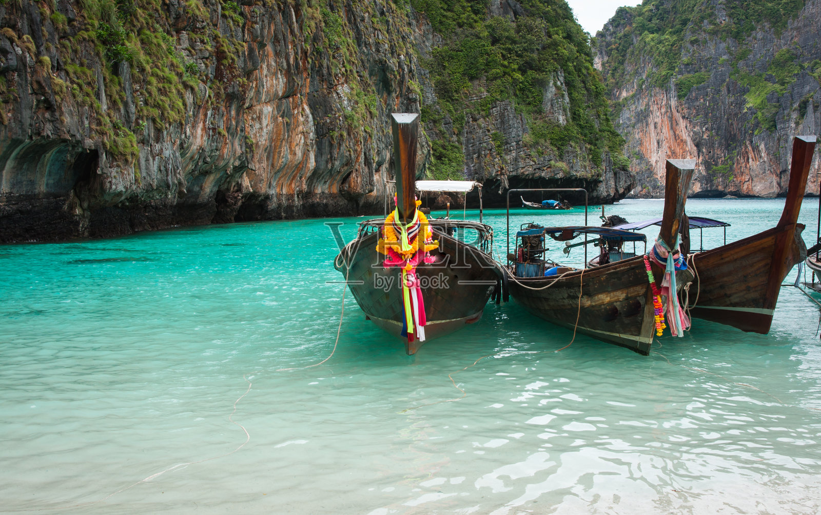 泰国穆斯林村庄的长尾船照片摄影图片