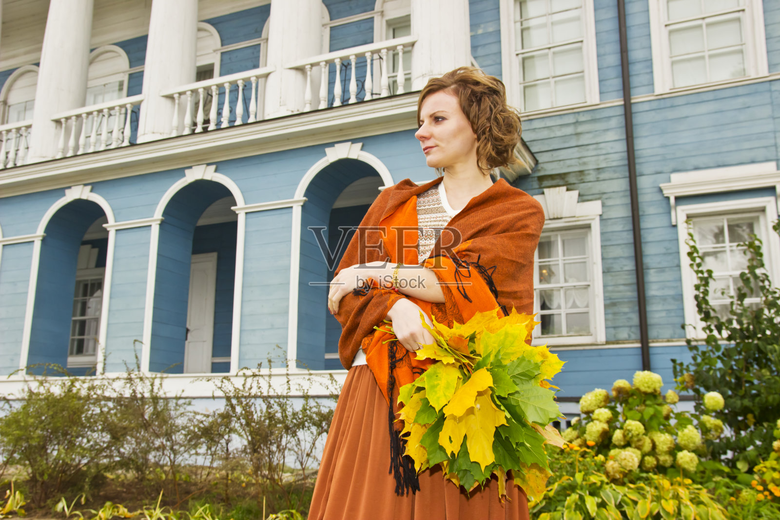 美丽的年轻女子和枫叶的肖像照片摄影图片
