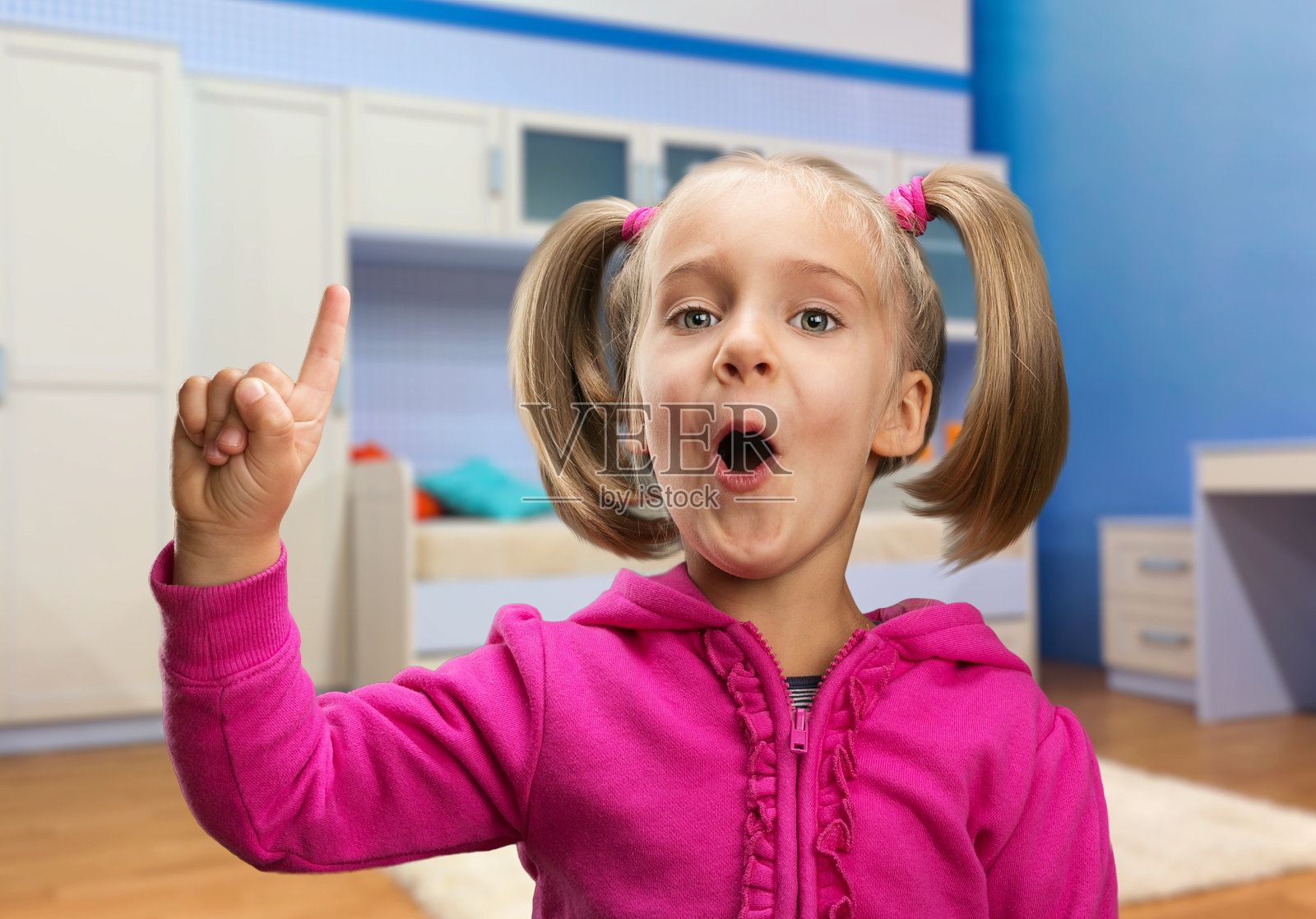 小女孩竖起手指照片摄影图片