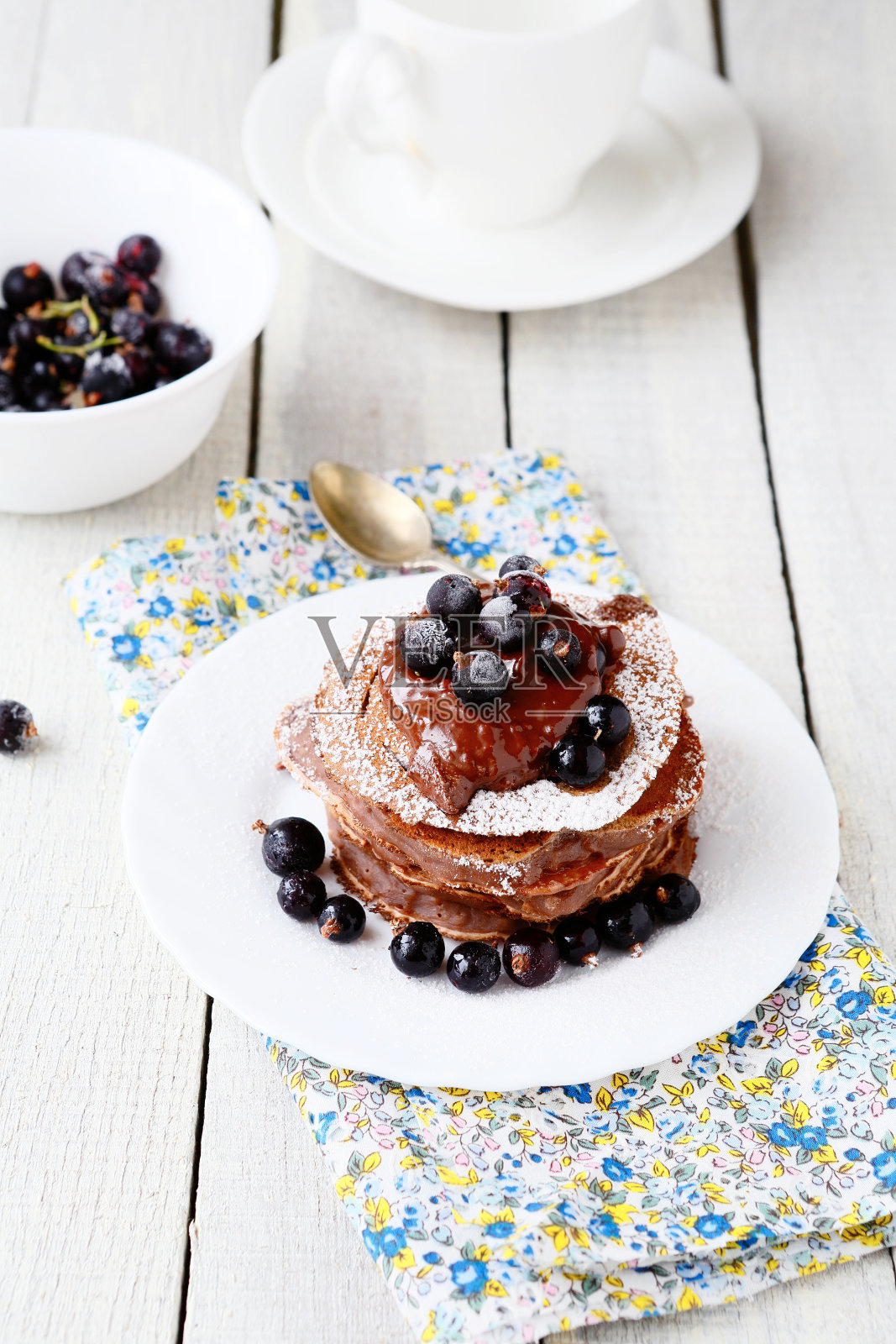 一堆带浆果的煎饼照片摄影图片