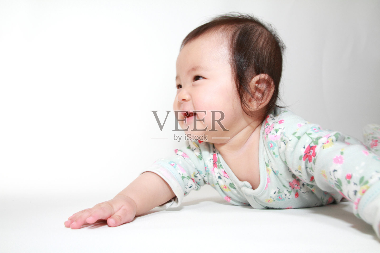 爬行的日本女婴(0岁)照片摄影图片