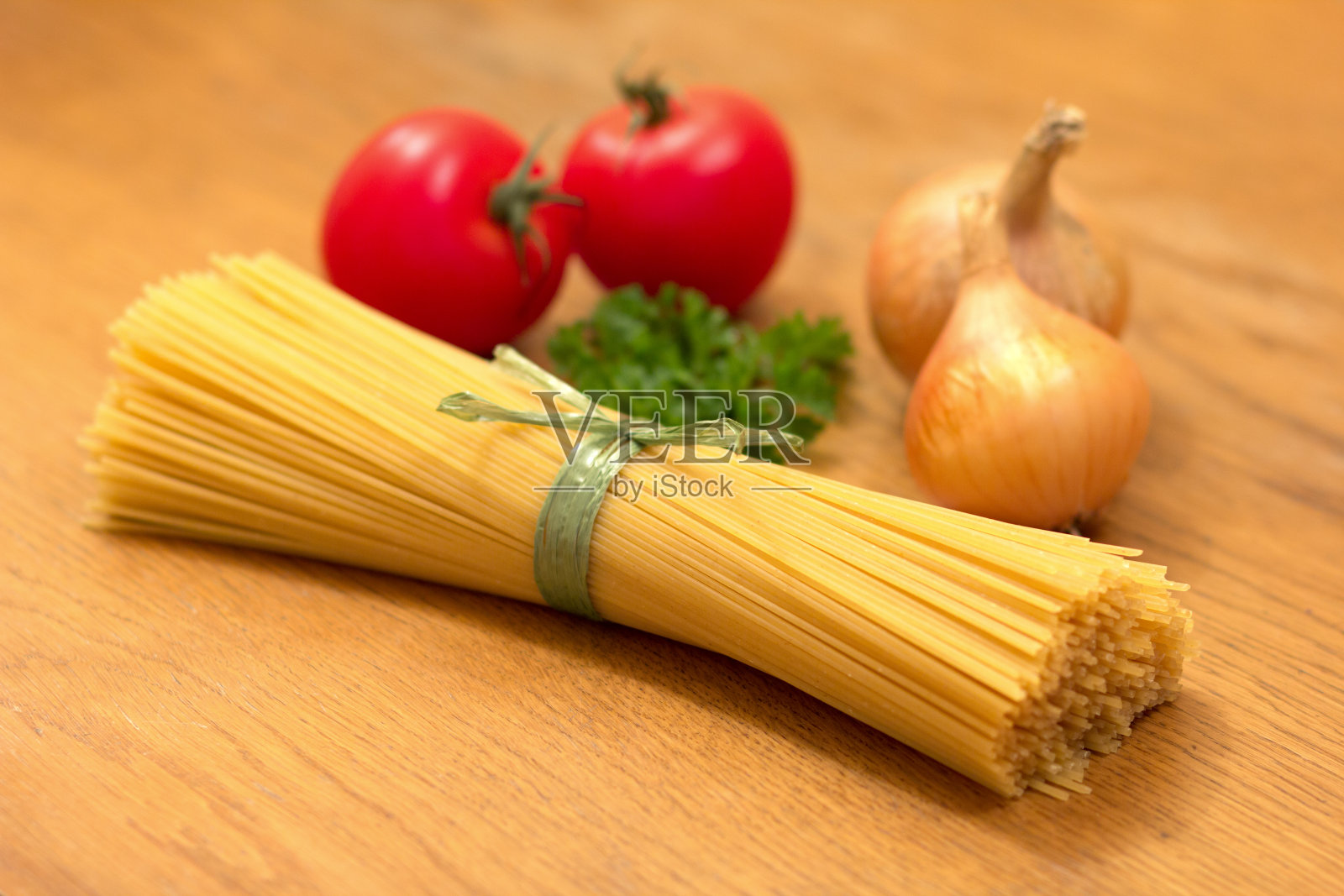 木桌上的意大利面特写镜头照片摄影图片