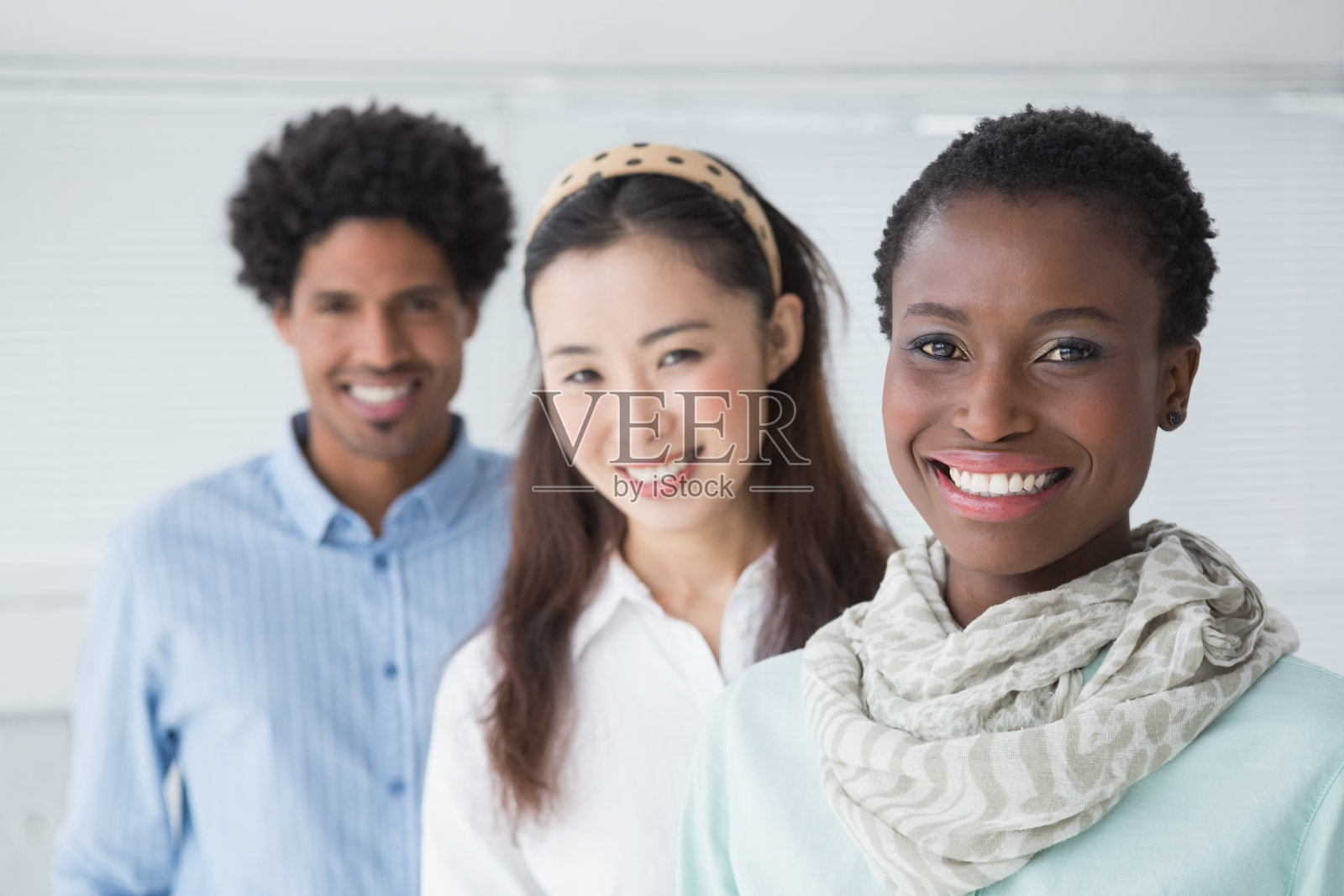 创意团队对着镜头微笑照片摄影图片