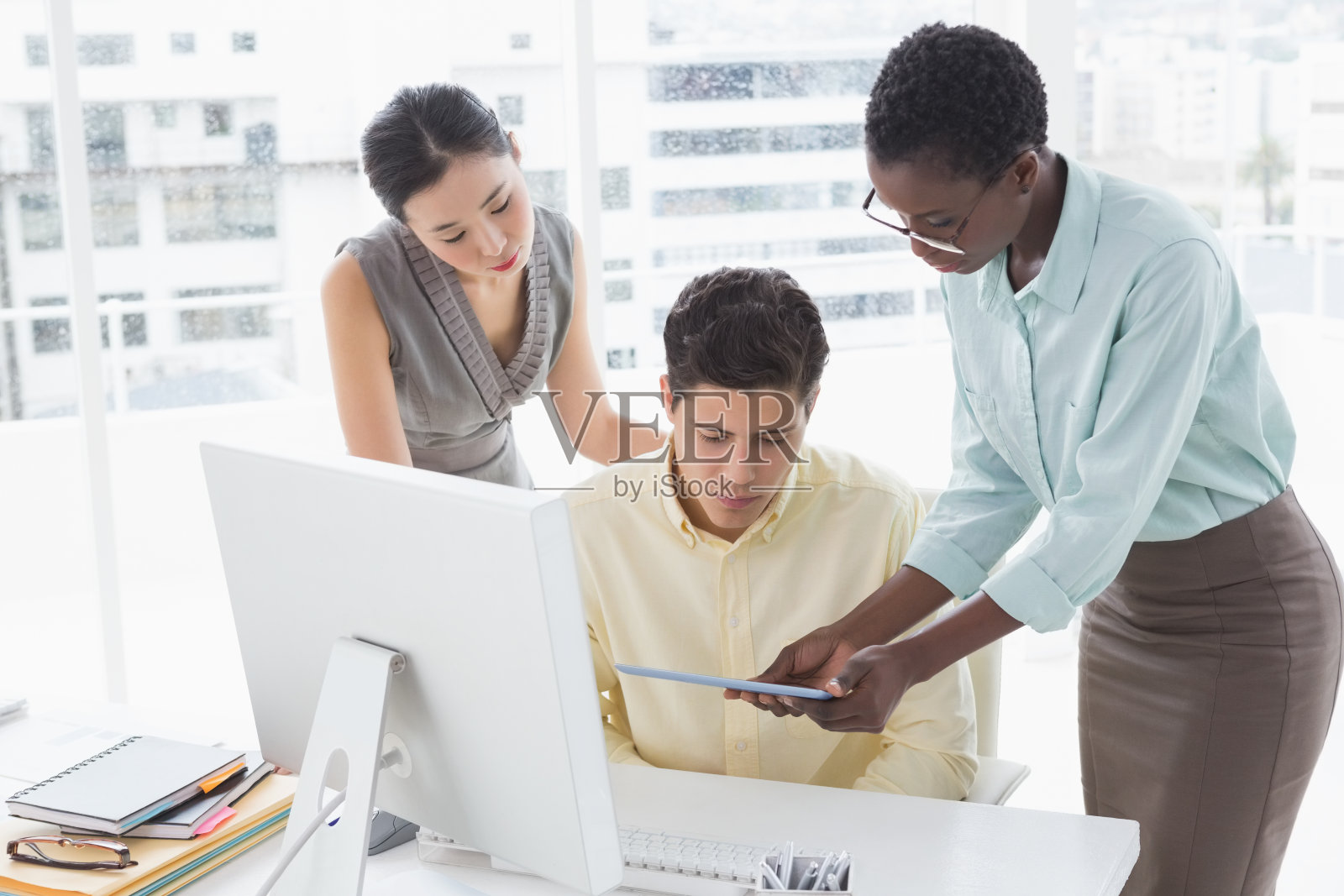 休闲业务团队一起关注平板电脑照片摄影图片