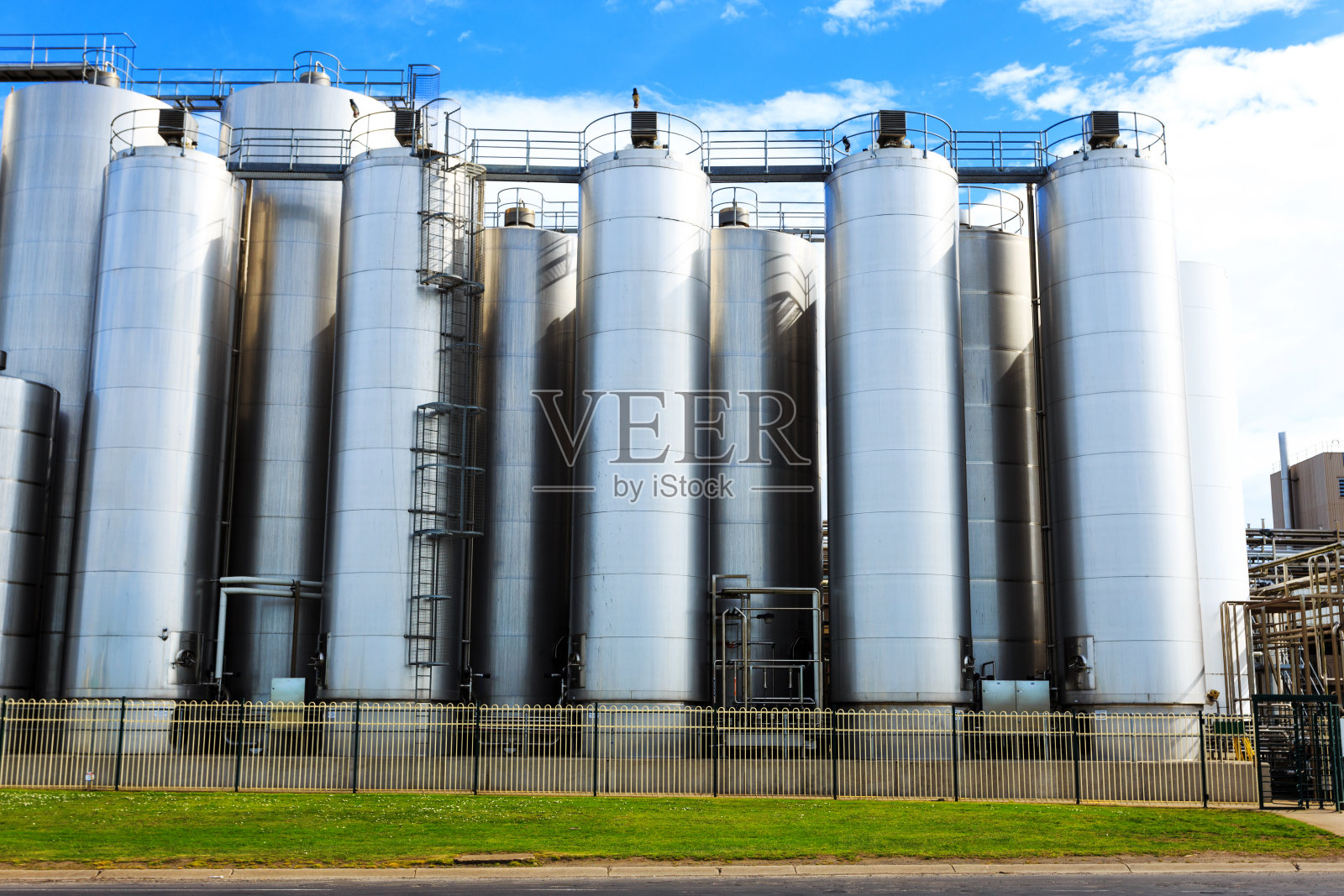 化工厂外的天空照片摄影图片