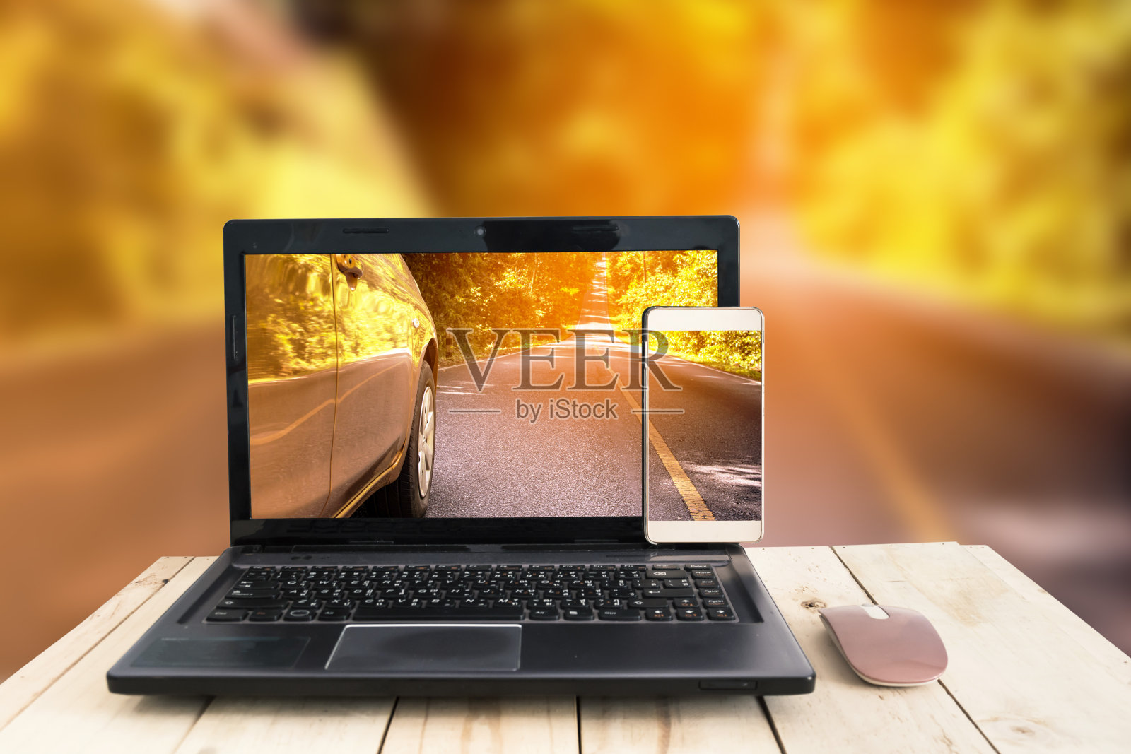 木桌上放着笔记本电脑和智能手机。照片摄影图片