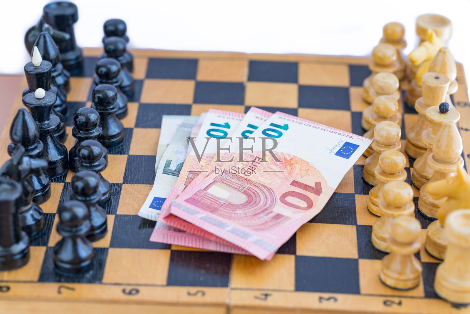 他们之间的象棋组件和金钱照片摄影图片