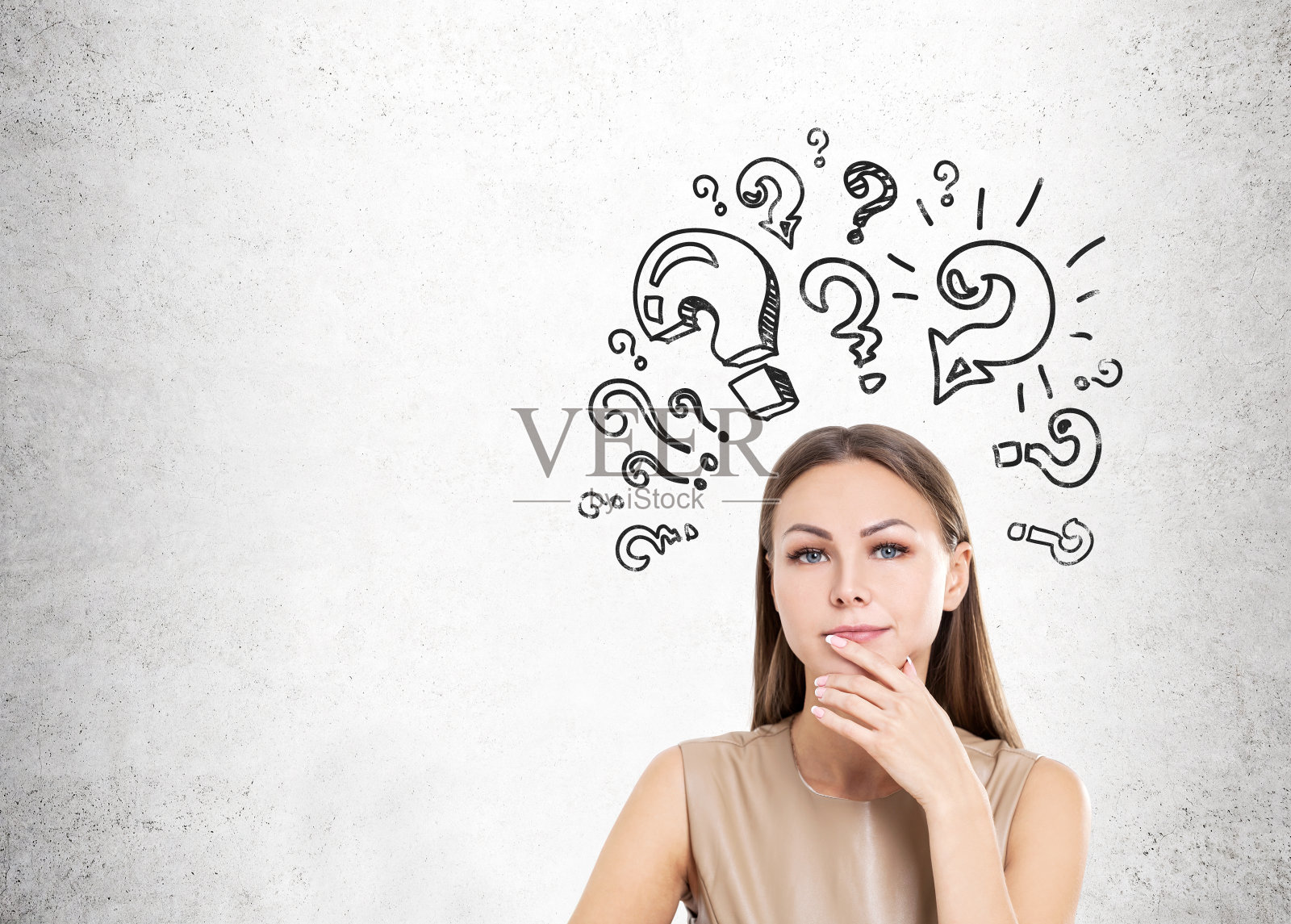 米黄色带问号的女人，水泥照片摄影图片