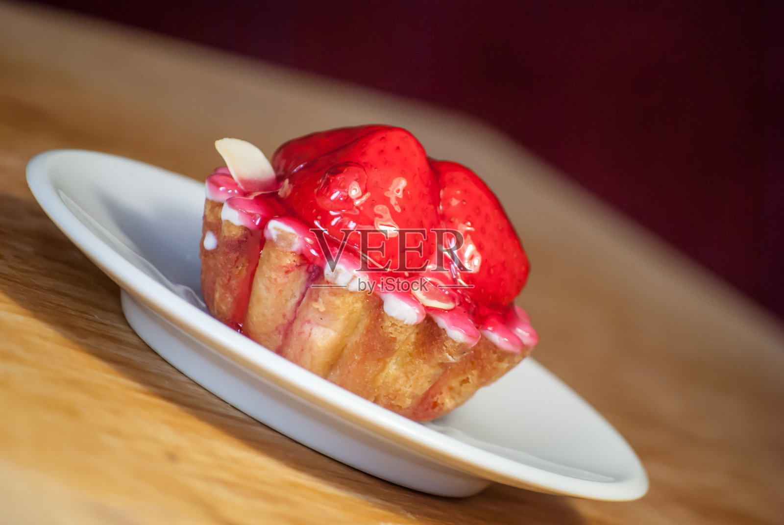 盘子里的纸杯蛋糕照片摄影图片