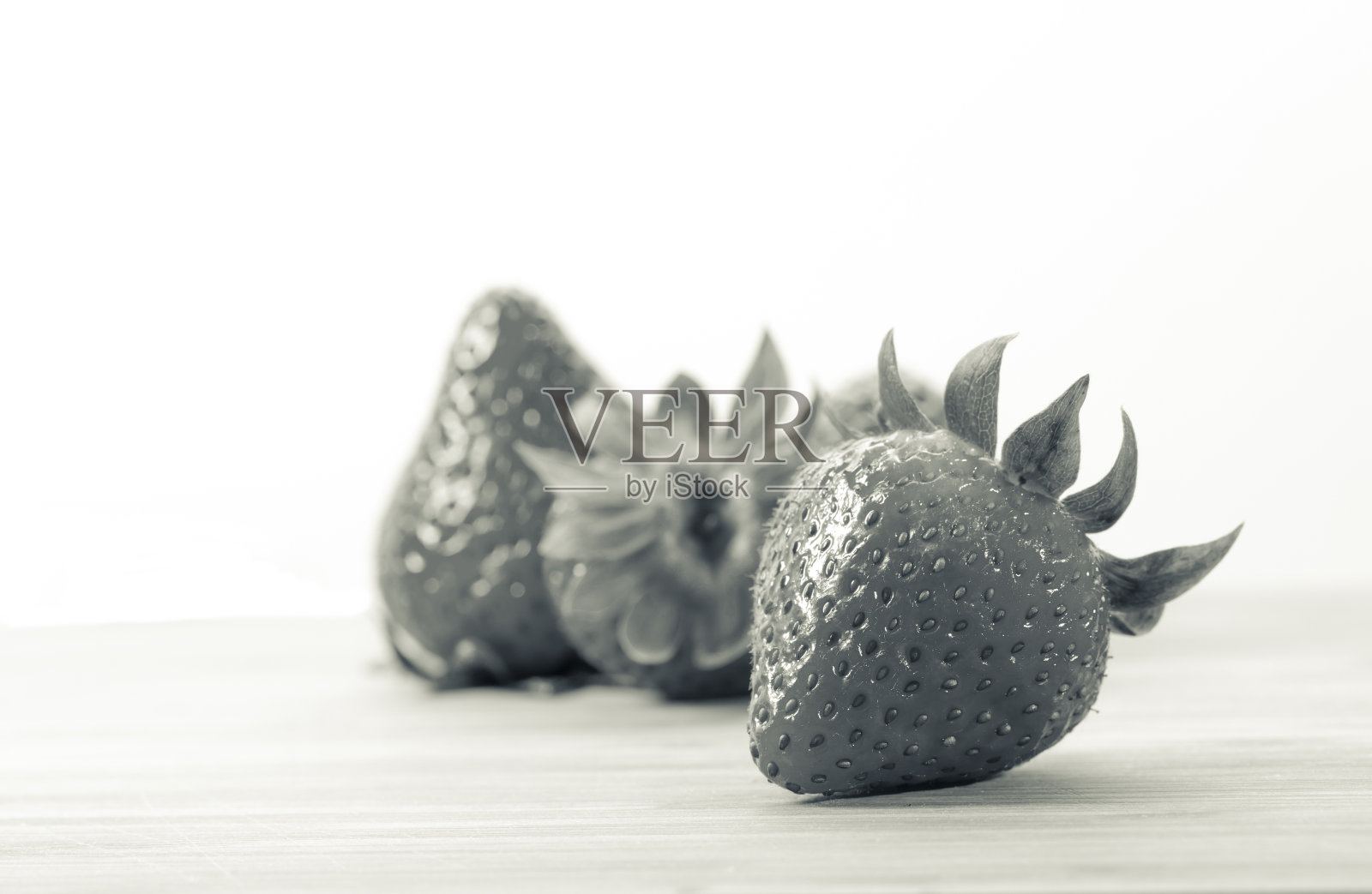 新鲜草莓近距离在B&W颜色照片摄影图片