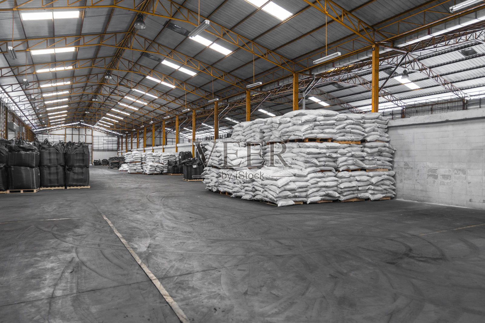 工业仓库的内部堆满了化学品照片摄影图片