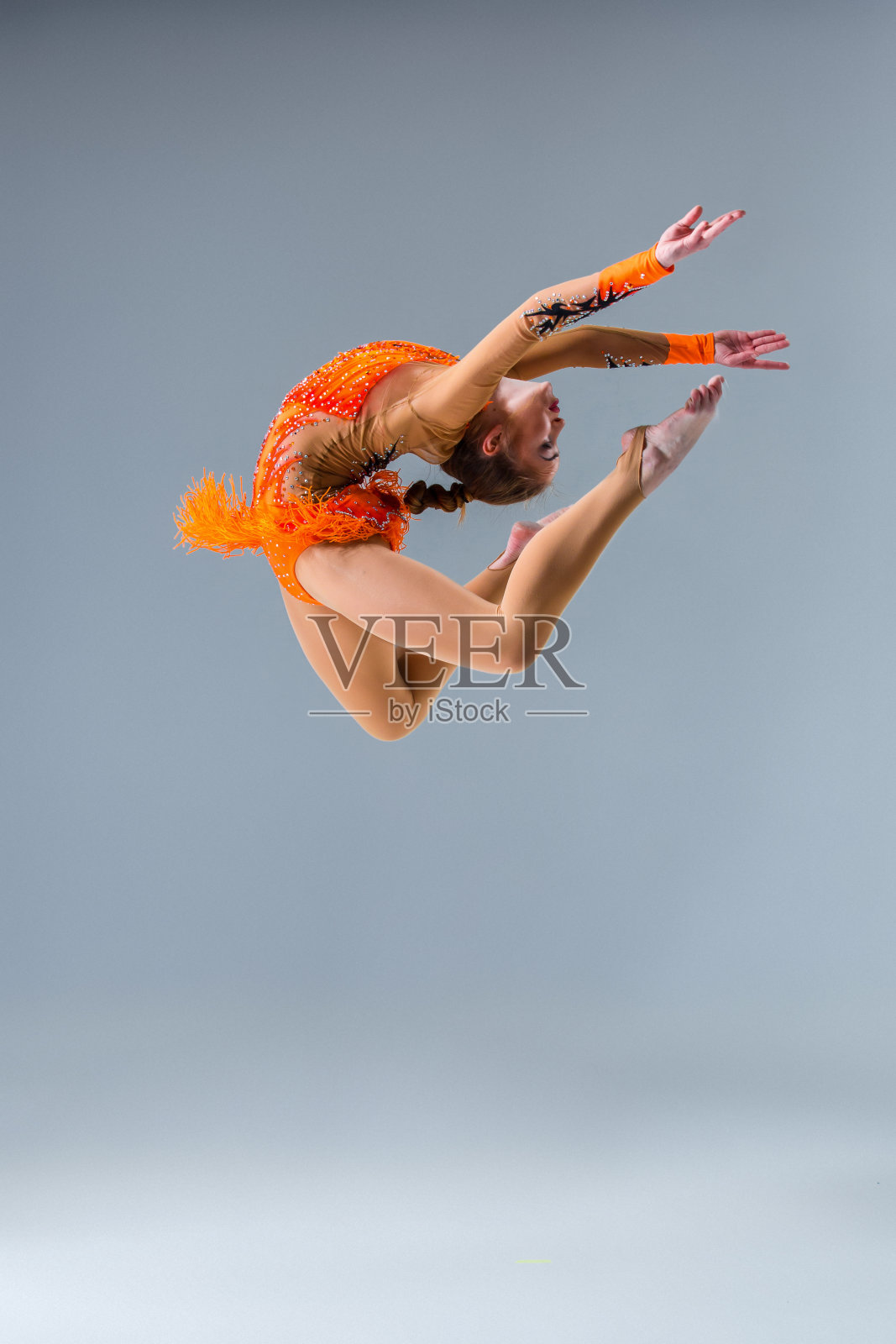 年轻苗条的体操运动员在工作室照片摄影图片