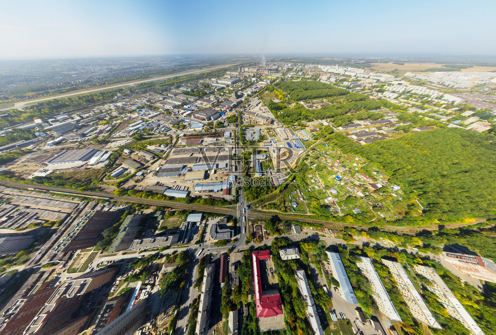 市区鸟瞰图。十字路口、房屋、建筑物和公园照片摄影图片