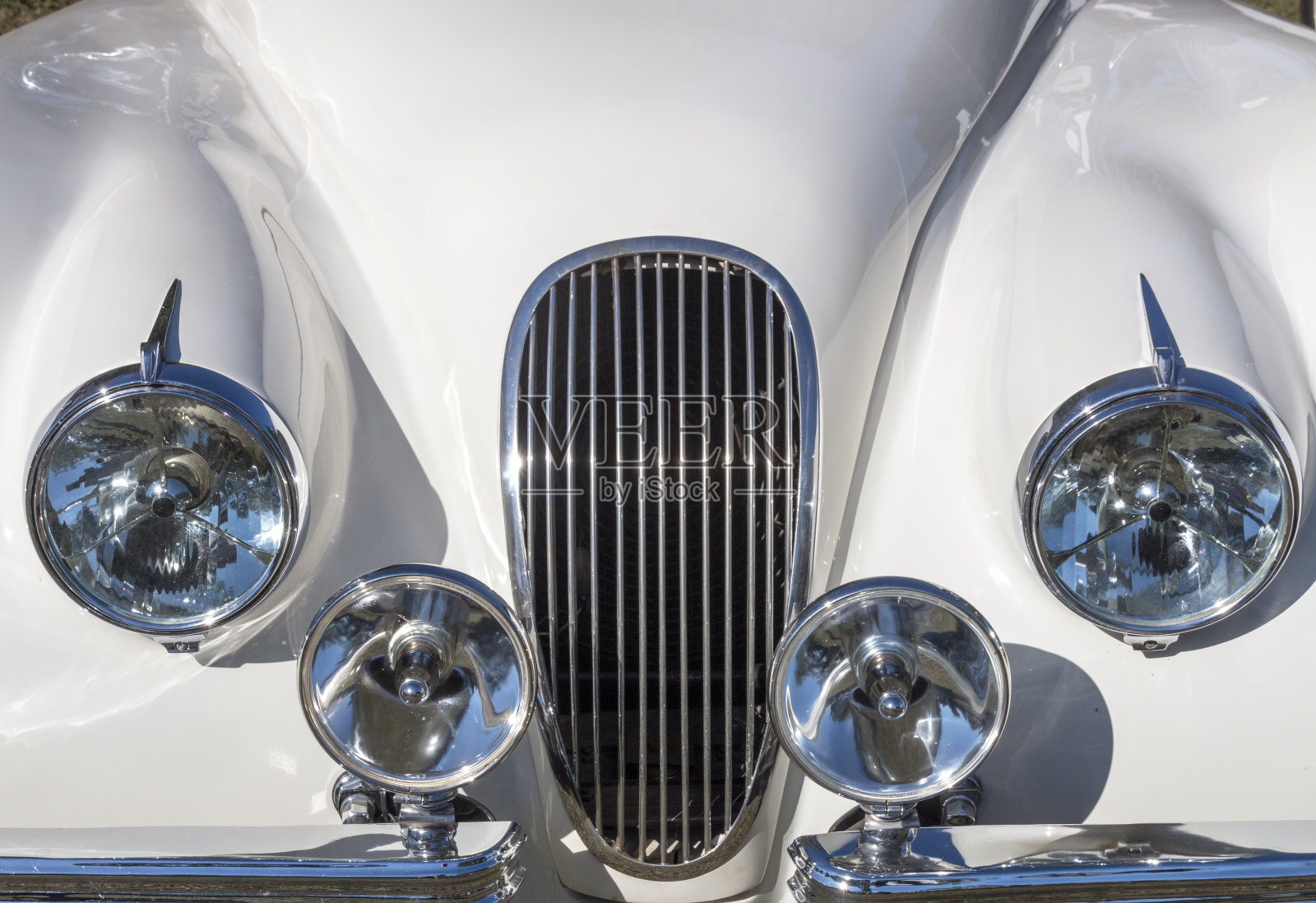 白色兜帽和烧烤与铬大灯射灯照片摄影图片