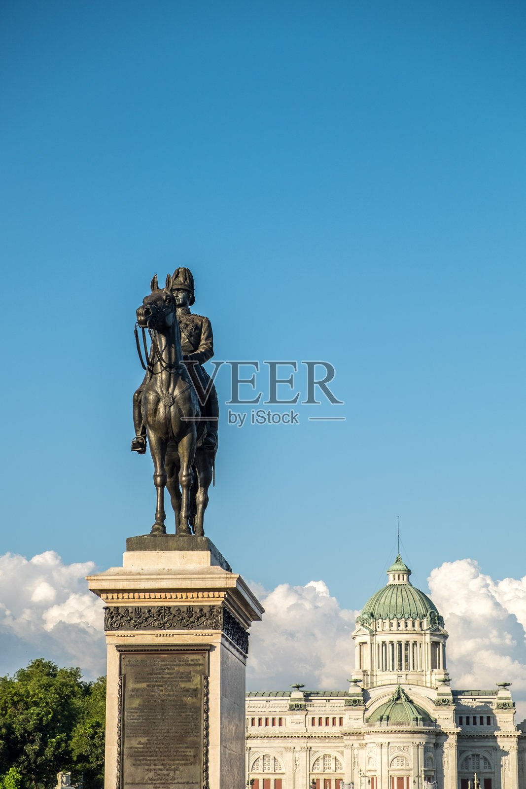 朱拉隆功国王雕像和阿南达沙玛空王座大厅照片摄影图片