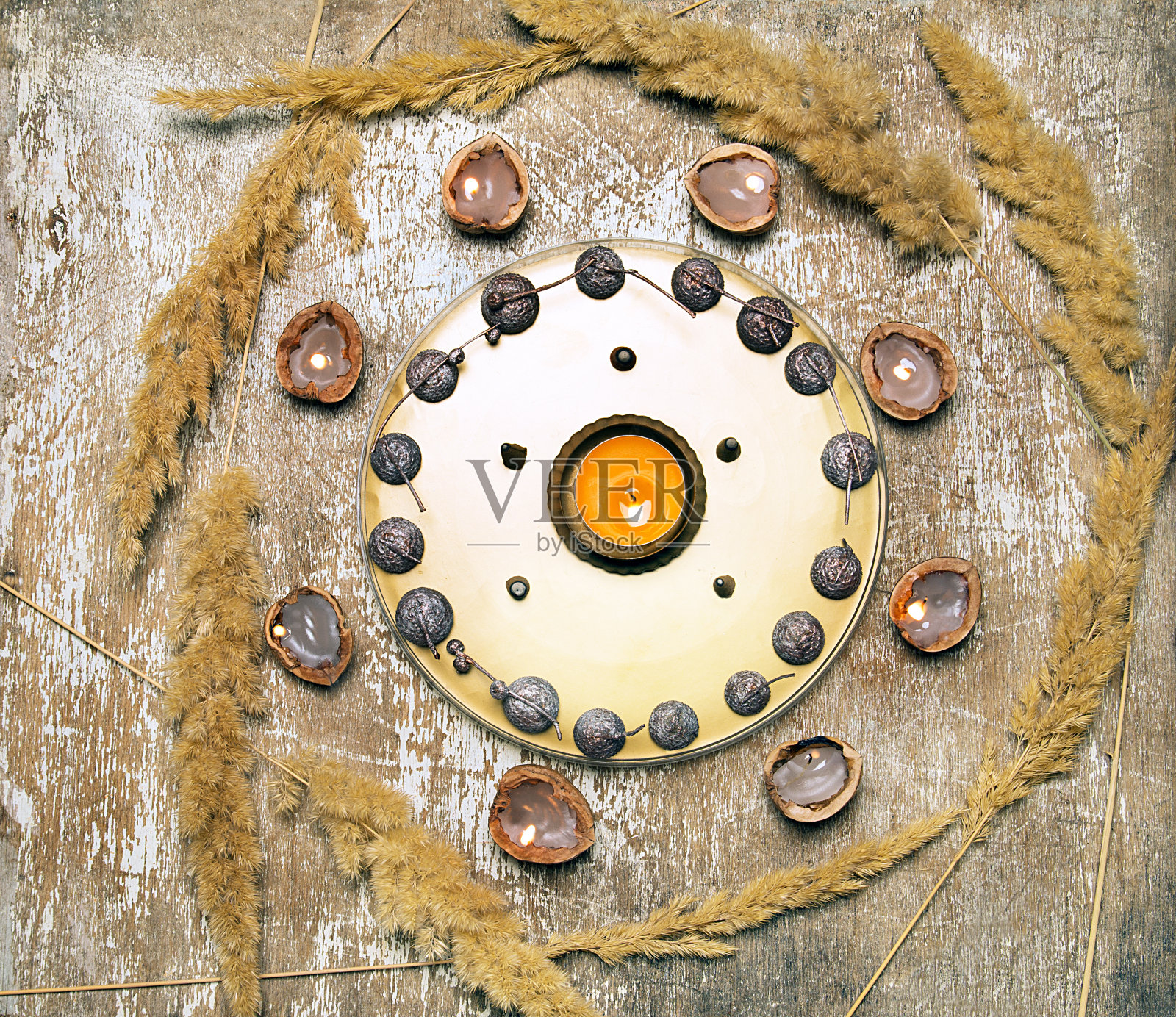 神奇的祭坛上有蜡烛和照片摄影图片