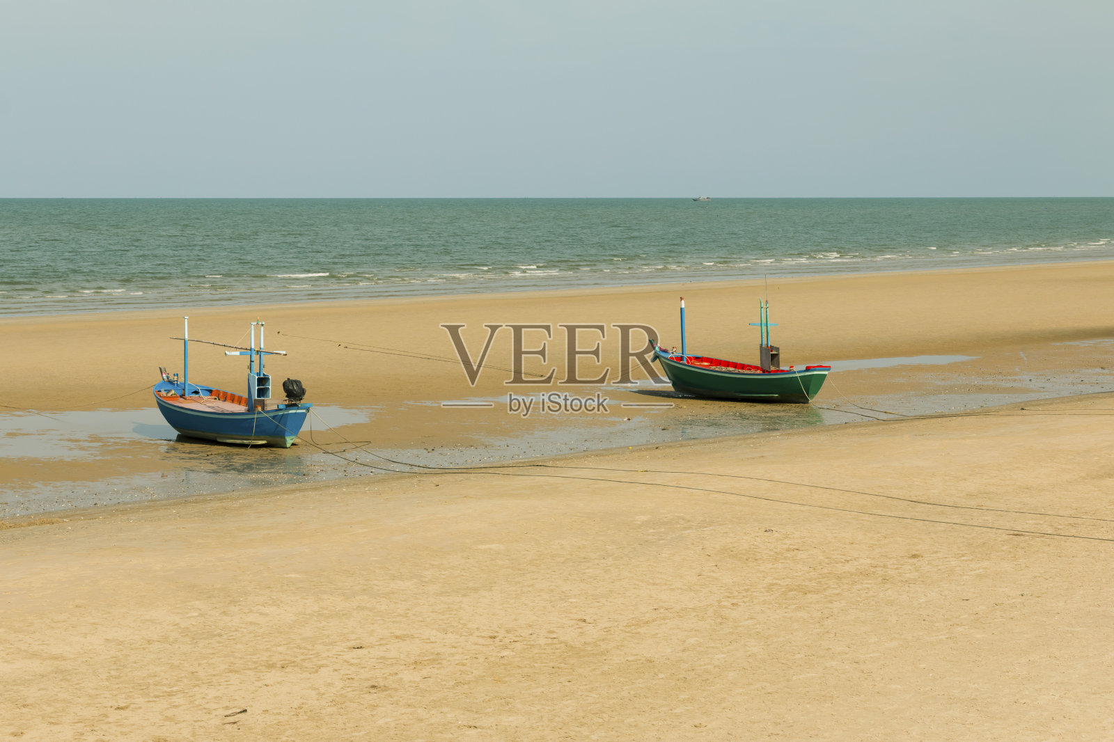 海滩上有两条船照片摄影图片