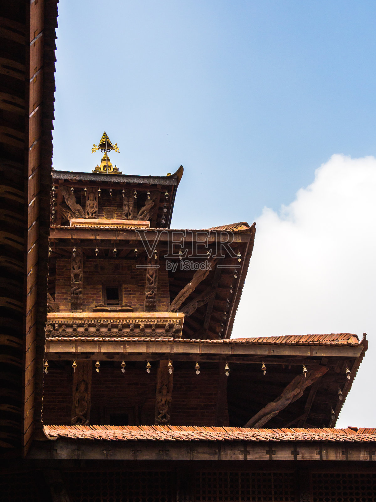 仰望帕坦历史悠久的杜巴广场上的一座多层宝塔。加德满都,尼泊尔。照片摄影图片