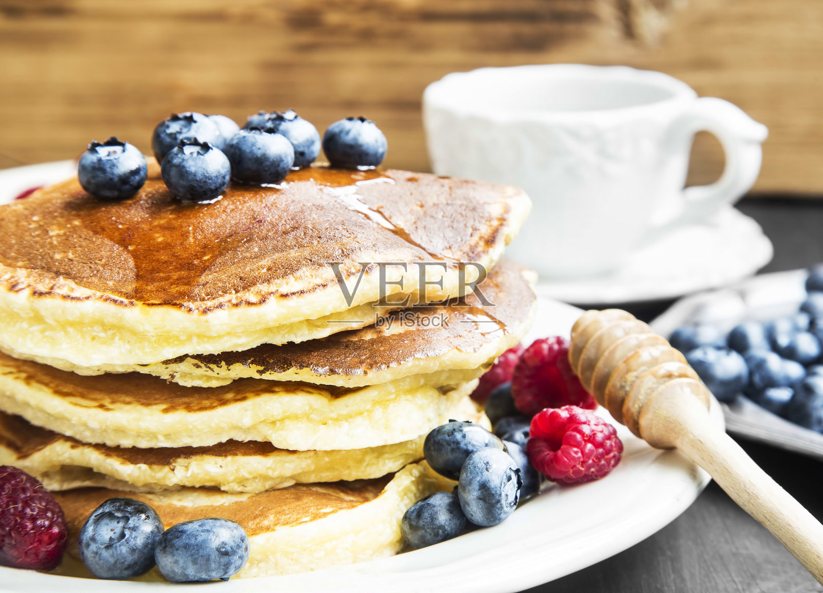 蜂蜜煎饼配蓝莓和覆盆子照片摄影图片