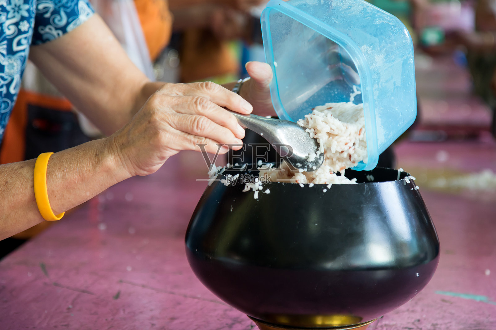 在神圣的日子里把米放进和尚的碗里照片摄影图片