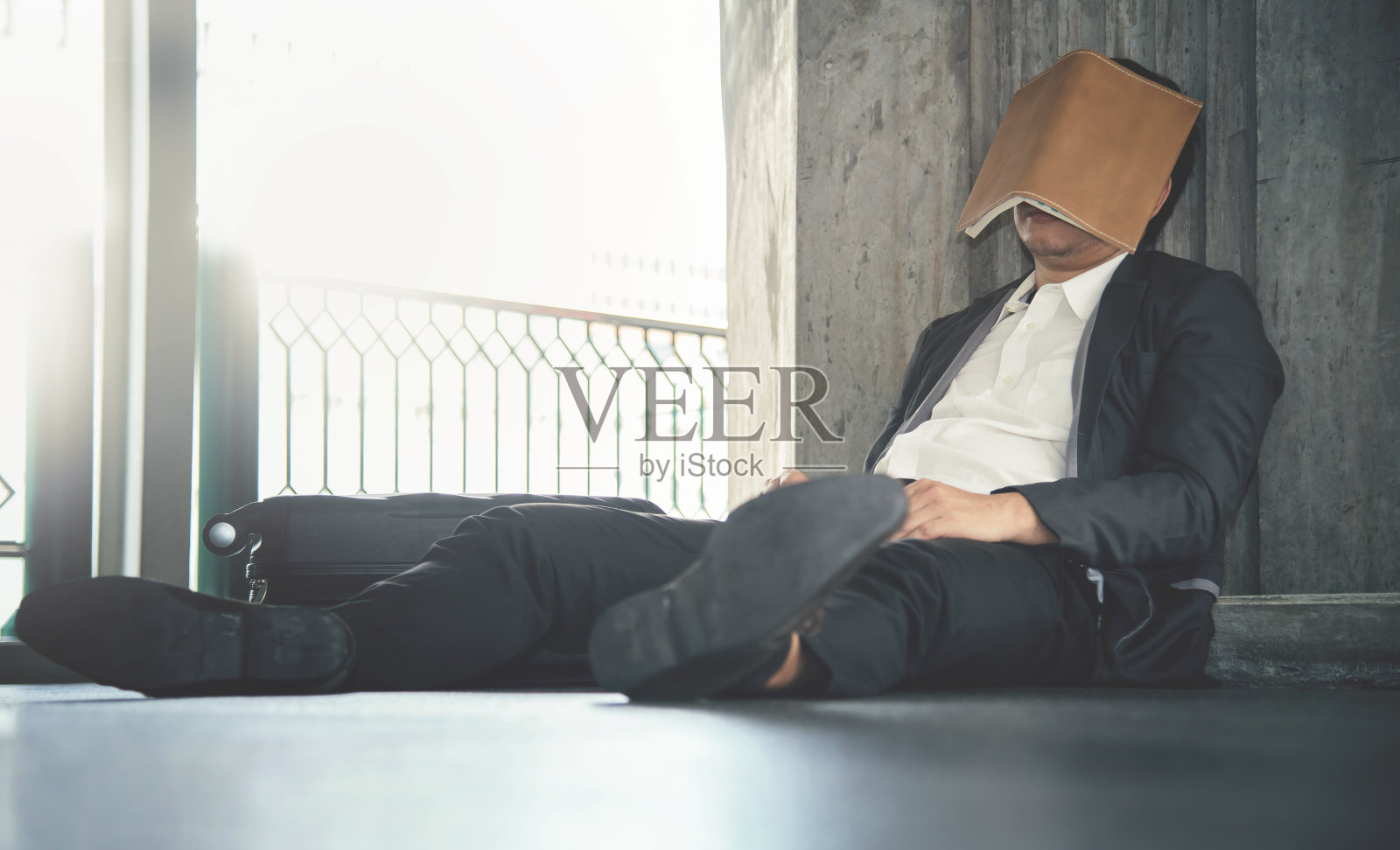 失意的亚洲商人对他的生意失败。照片摄影图片