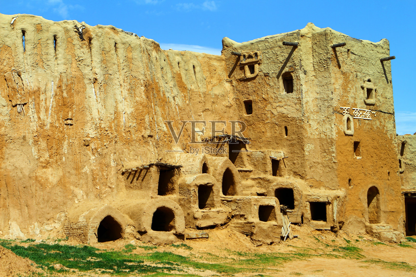 在古代鞑靼-蒙古人的首都萨莱巴图，重建市场上的粘土建筑照片摄影图片