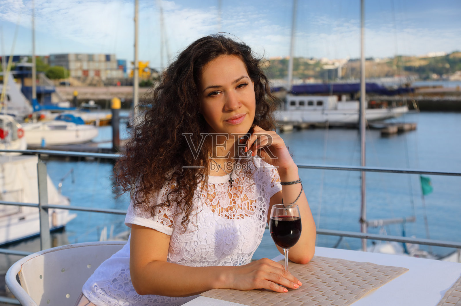 年轻女子喝红酒照片摄影图片